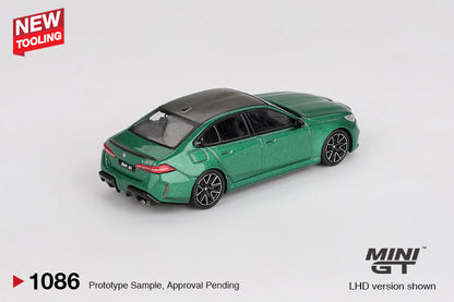 MiniGT 1086: BMW M5 Isle of Man Green Metallic