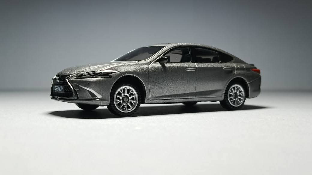 CCA L01-01 Lexus ES300h Luxury Die-Cast Model Car 1:64 Scale